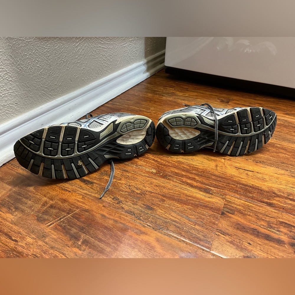 ASICS shoes - Picture 4 of 5